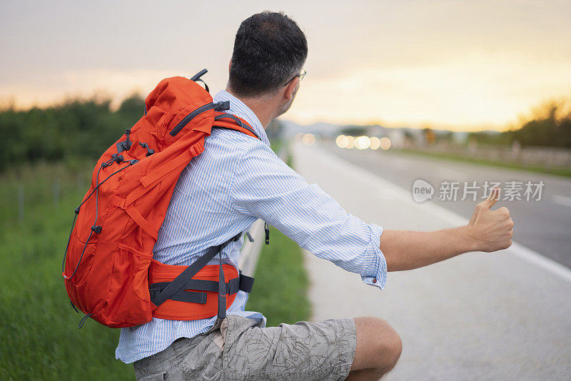 游客坐着搭车兜风