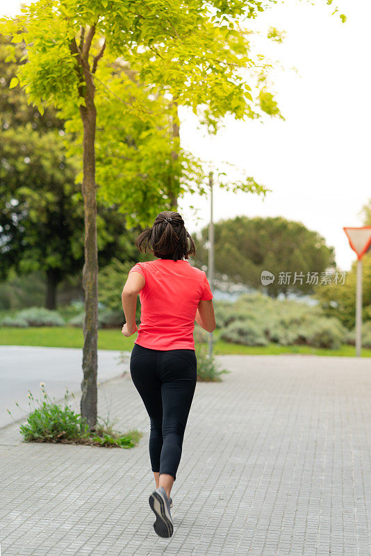 女人在户外慢跑