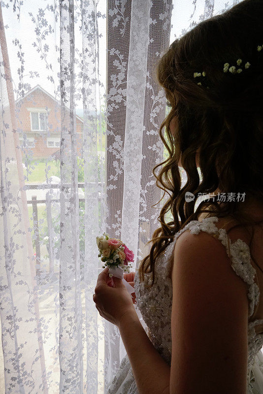 新娘的侧视图肖像与花看槽窗