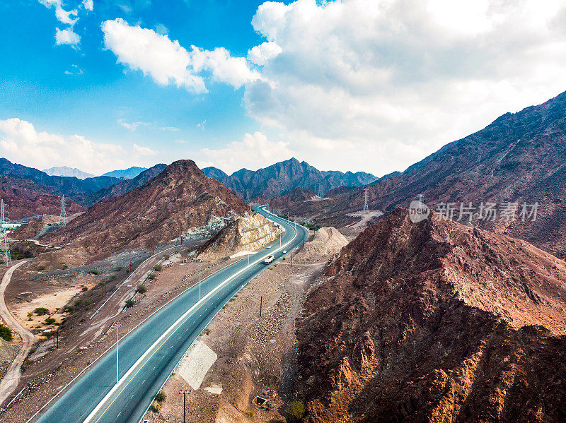 穿越哈贾尔山脉的沙漠公路，贯穿阿联酋