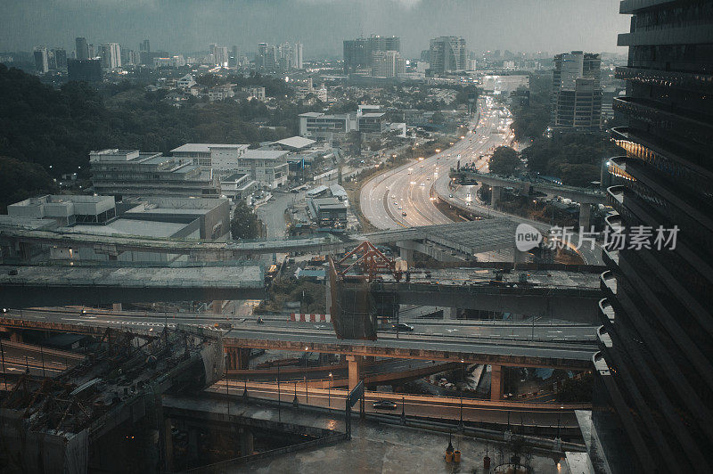 在八达岭嘉雅，一个高速公路施工工地在雨天从高角度观看高速公路旁边