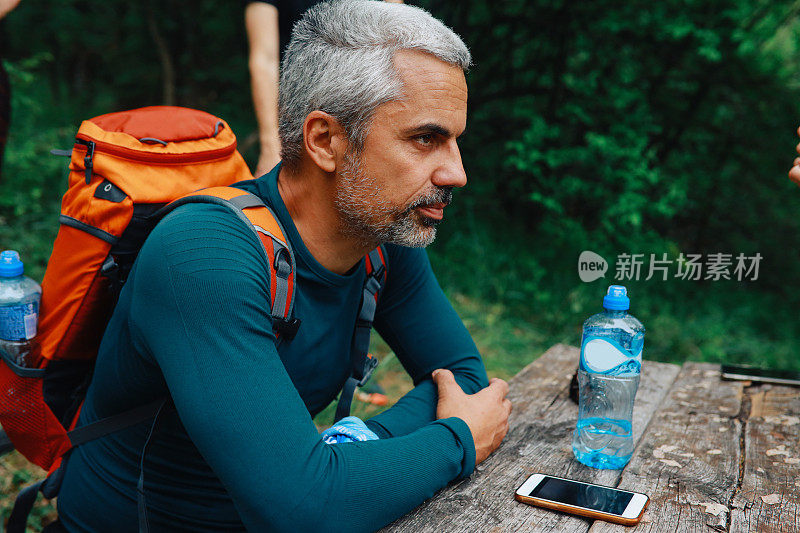 一名男子在森林徒步旅行后休息