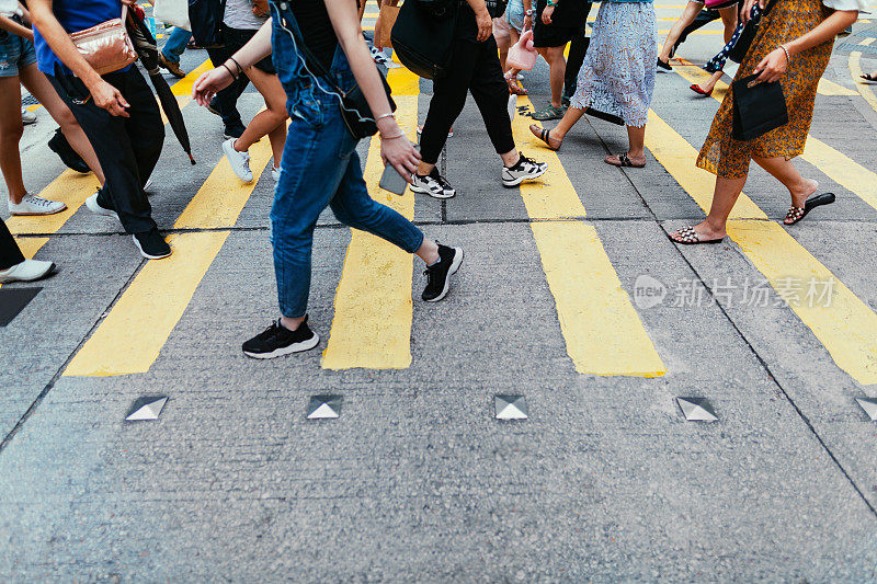 行人穿过香港繁忙的十字路口