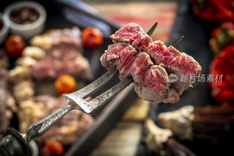 切肉牛肉条牛排肉宏与复古切肉叉和酱汁