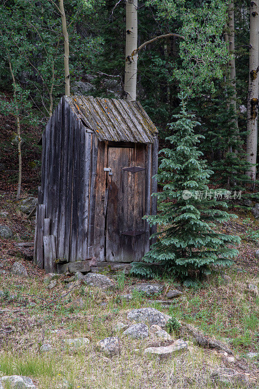 在美国西部的鬼城，废弃的木屋建筑