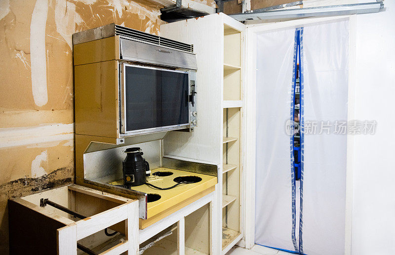 美国迈阿密公寓装修过程中拆卸的厨房橱柜