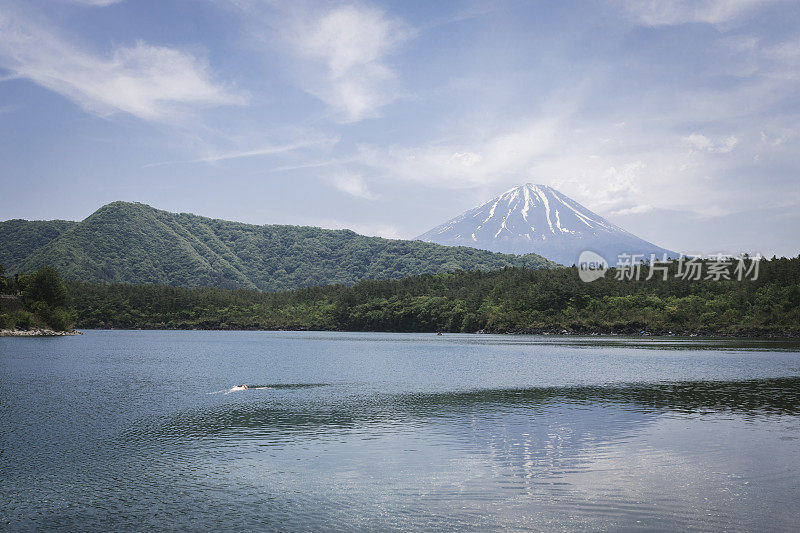 有人在湖里游泳