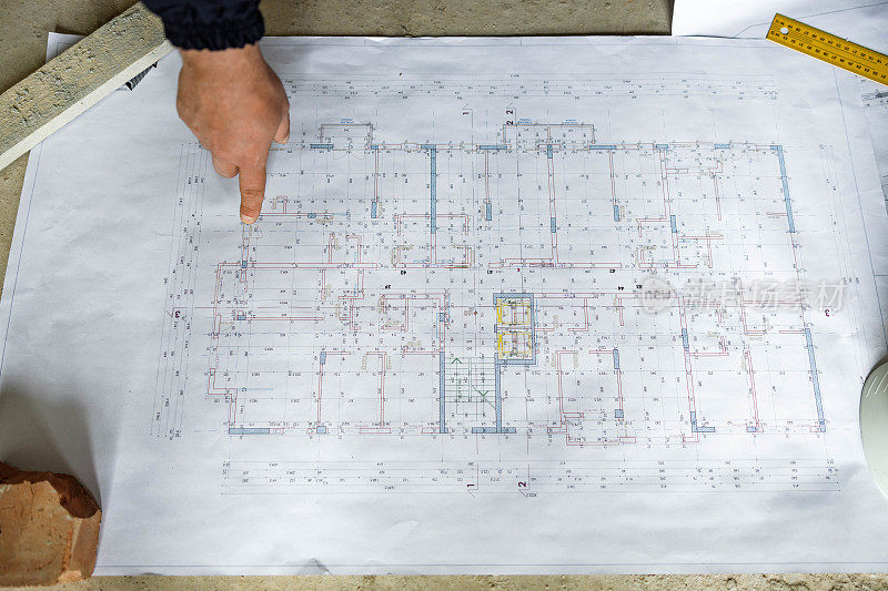 在工地检查蓝图!