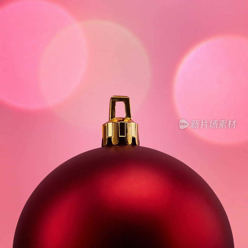 红色的圣诞球与浅景深和软虚化球在背景上的圆圈