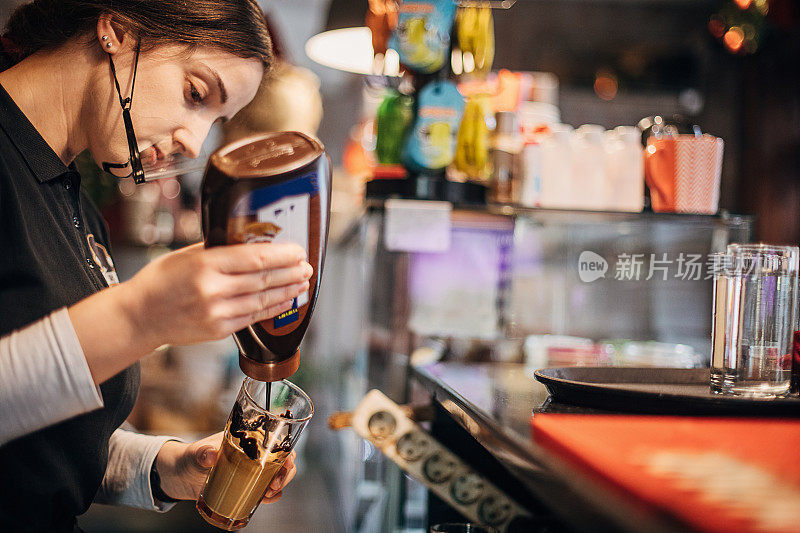 女调酒师在做冰咖啡