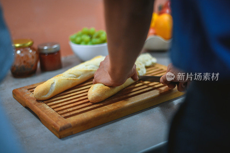 西班牙妇女早餐切法棍面包