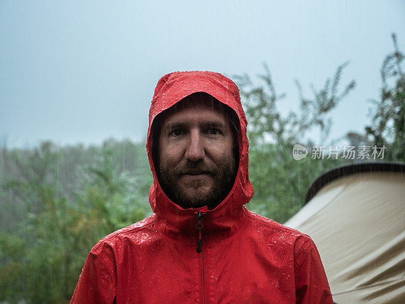 一幅男人在露营时被困在暴风雨中的肖像