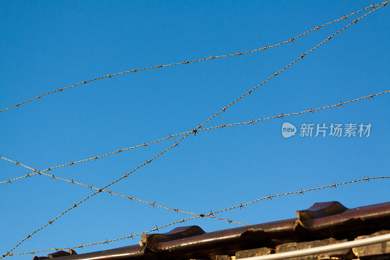 布鲁塞尔墙上和屋顶上的带刺铁丝网