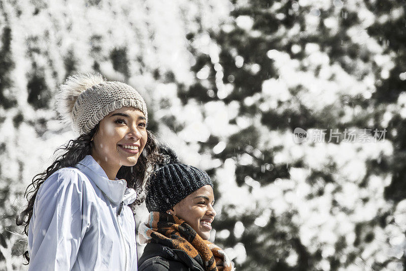 朋友们在雪地里徒步旅行