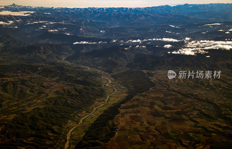 欧洲阿尔卑斯山和山麓蔚蓝海岸晨景