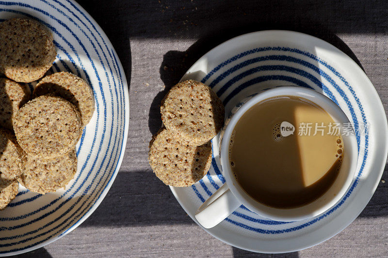 休息时间:在阳光下喝咖啡，吃家里烤的全麦饼干