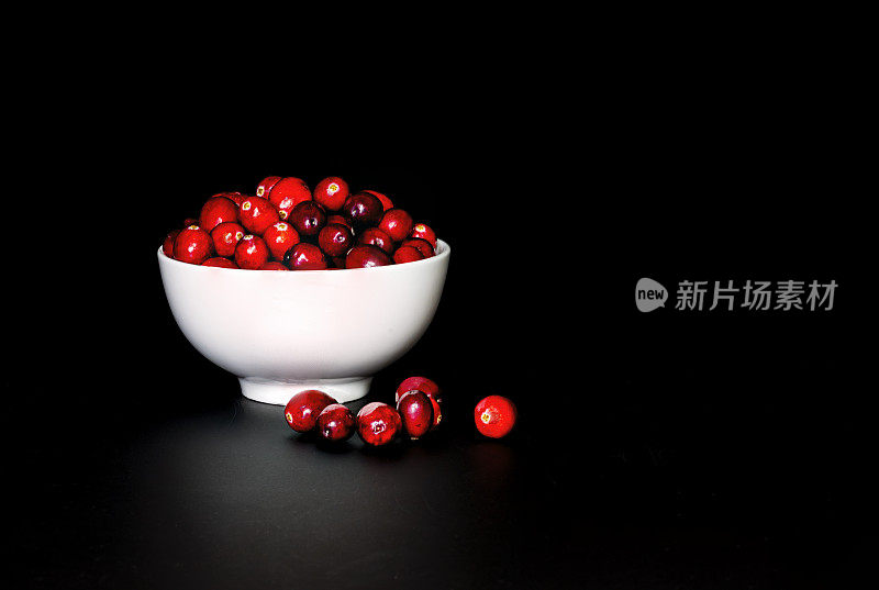 低调的白瓷碗里的蔓越莓
