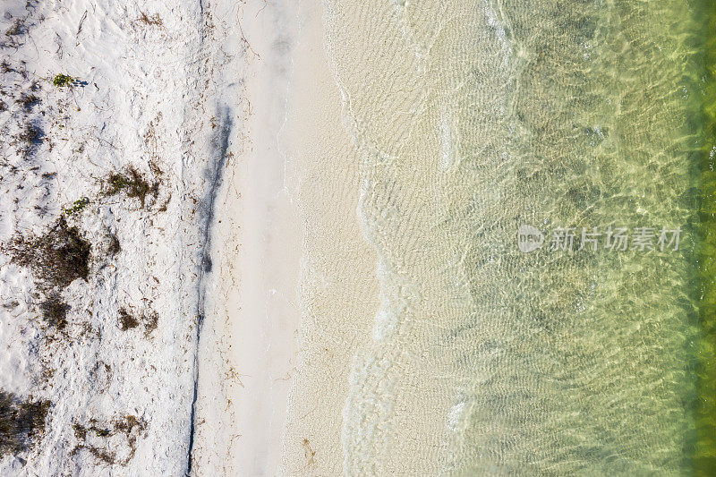 俯视图水晶清澈的水在一个海滩，塞阿拉，巴西