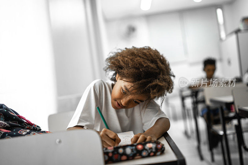 女学生在教室里学习