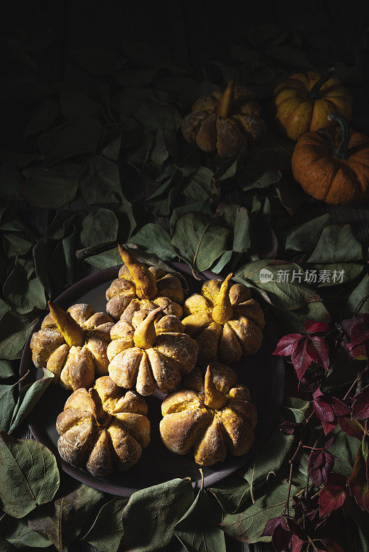 秋天的南瓜面包，用自制的南瓜形状的包子