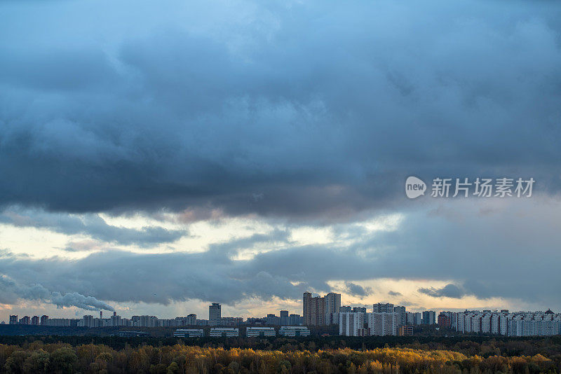 夜晚拍摄的城市天际线和戏剧性的天空