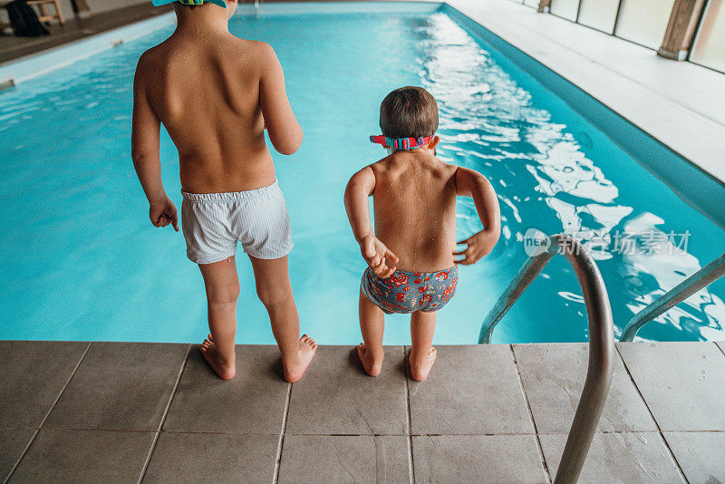男孩们第一次学游泳