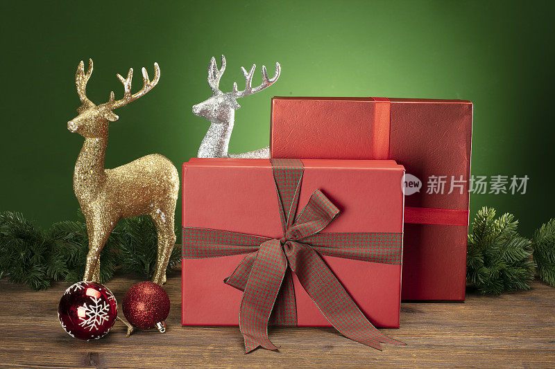 绿色背景的红色圣诞礼盒。圣诞节和元旦。