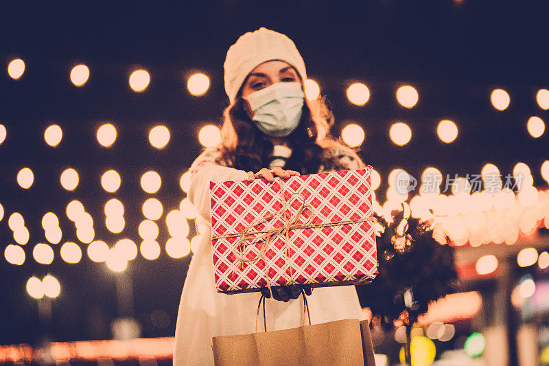 2019冠状病毒病大流行期间，正在商场购物的妇女。