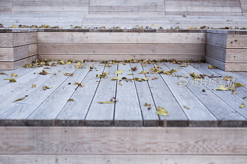 公园里的大木凳，秋天