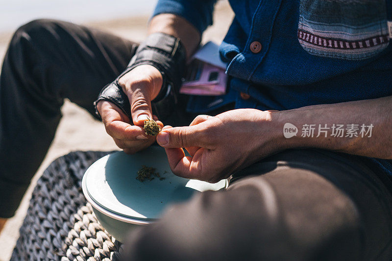 清晨，一个年轻人在湖边的cbd酒吧里摇来摇去