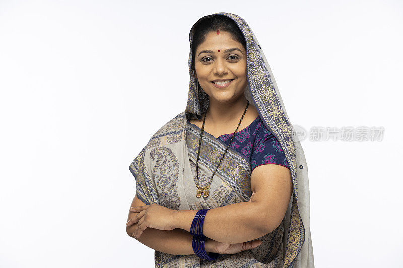 肖像的印度妇女在纱丽手臂交叉站孤立的白色背景:-股票照片