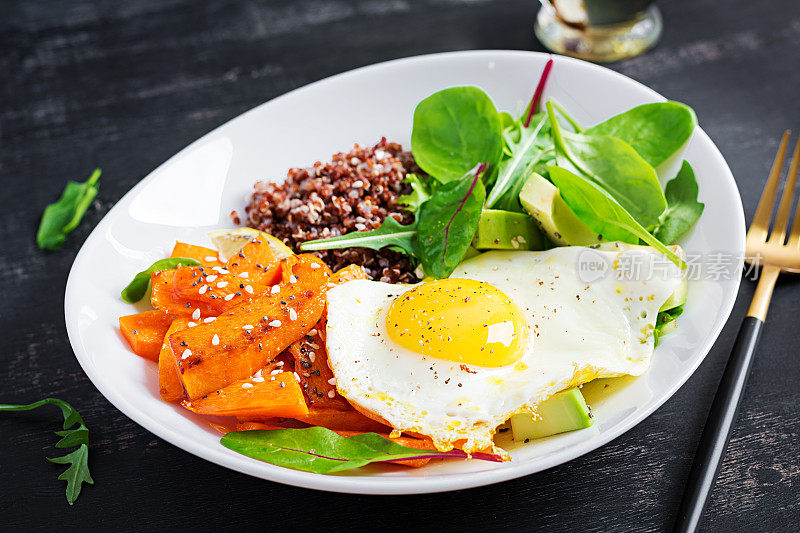 早餐有藜麦，煎南瓜片，鳄梨和煎蛋。素食、健康、节食的食品理念。