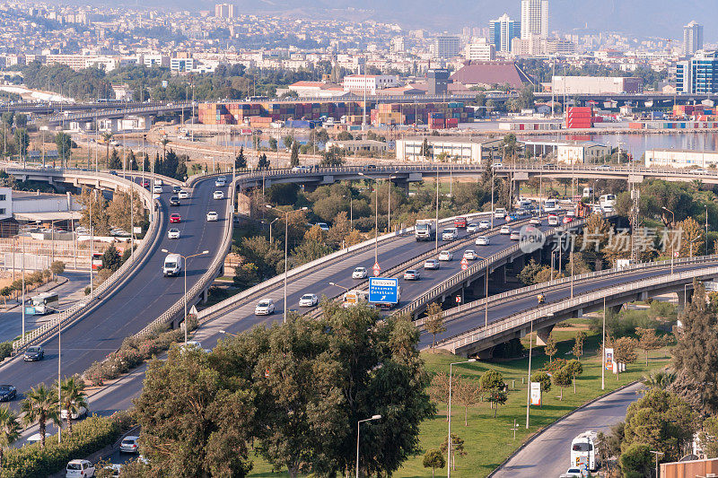 高速公路鸟瞰图和汇聚的道路，桥梁与移动的汽车。