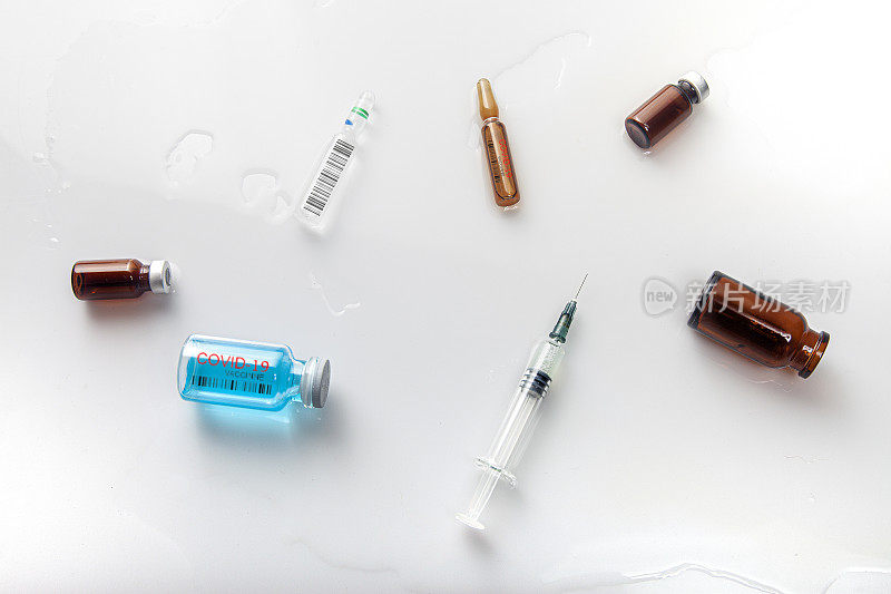 注射用的药瓶医用玻璃瓶和注射疫苗库存照片
