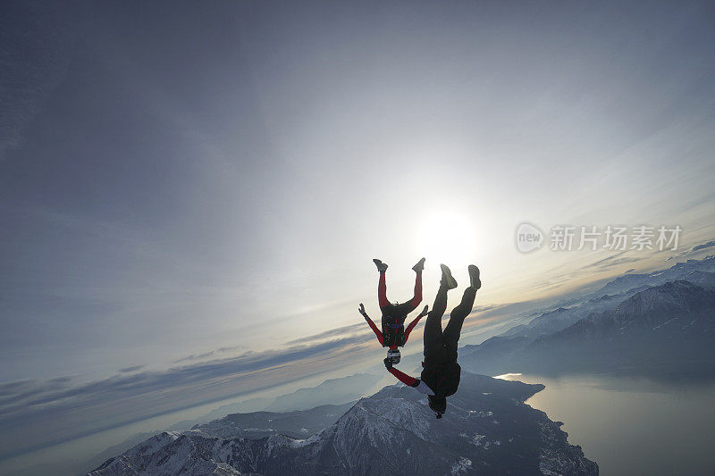 自由落体跳高者在瑞士山区景观上空翱翔