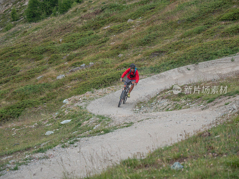 夏天，山地自行车手沿着小路骑行