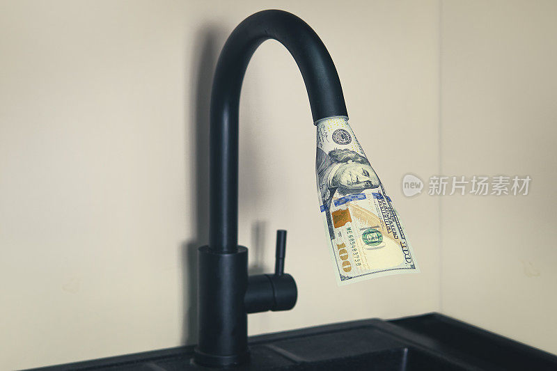 昂贵的水供应。提高公用事业价格的概念。家里的热水和冷水都很贵。