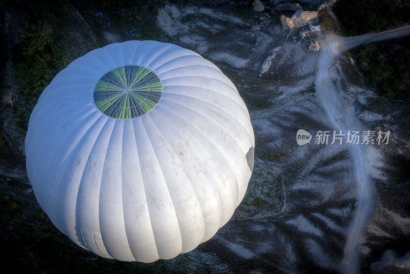 热气球飞行——土耳其卡帕多西亚的旅游胜地。