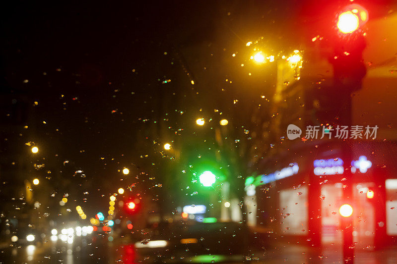 夜晚街景，下雨，交通和路灯，城市生活。