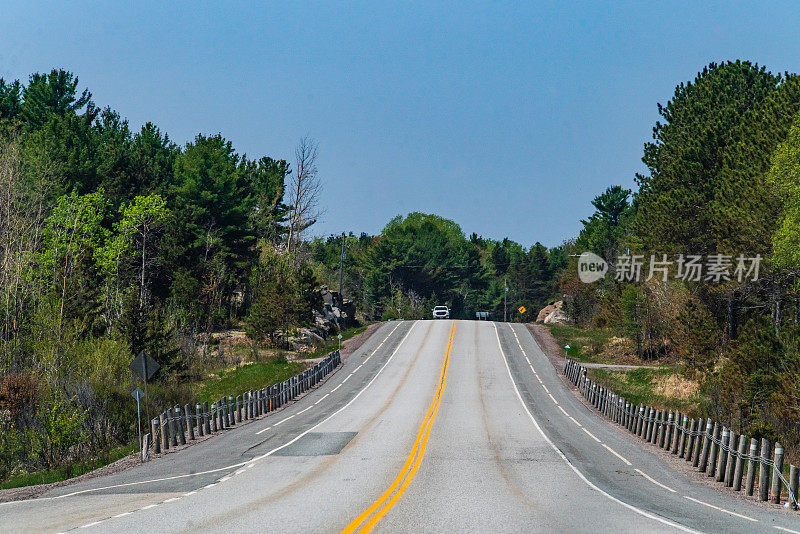 穿越乡村的单车道高速公路