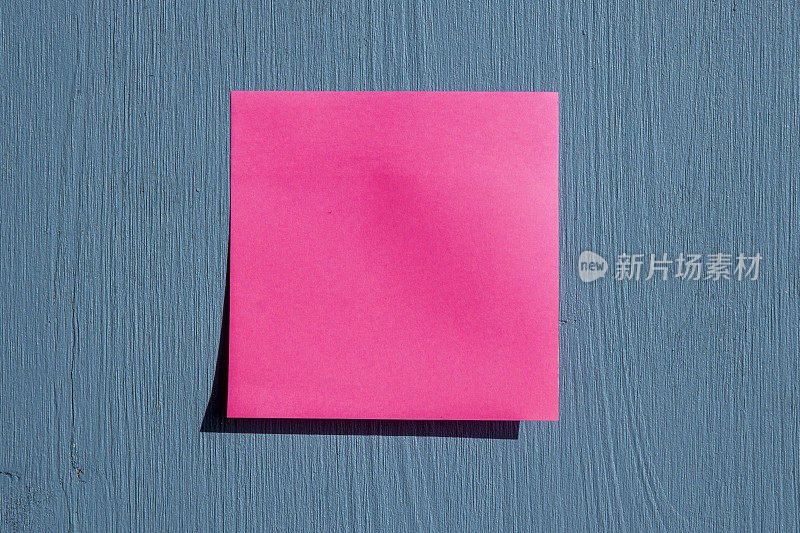 粉红色空白记忆贴纸上木质纹理添加文字