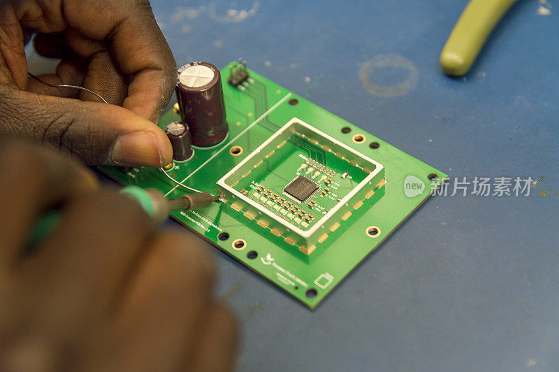 表面焊接元件到PCB印刷电路板上