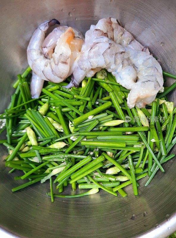 韭菜虾仁炒食。