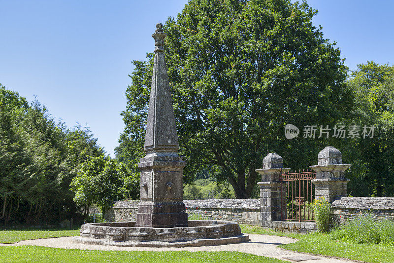 方丹广场，勒里克修道院对面，网址:Plounéour-Ménez