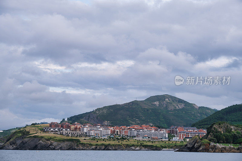 比斯开湾卡斯特罗乌代莱斯镇的风景