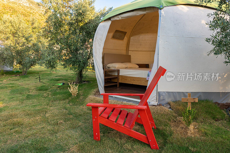 露营帐篷露营帐篷和椅子在营地