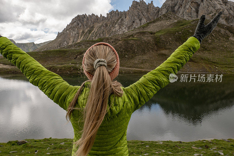 年轻女子在瑞士徒步旅行，欣赏令人惊叹的风景