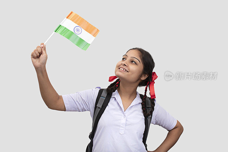 乡村学校女孩展示印度国旗图片
