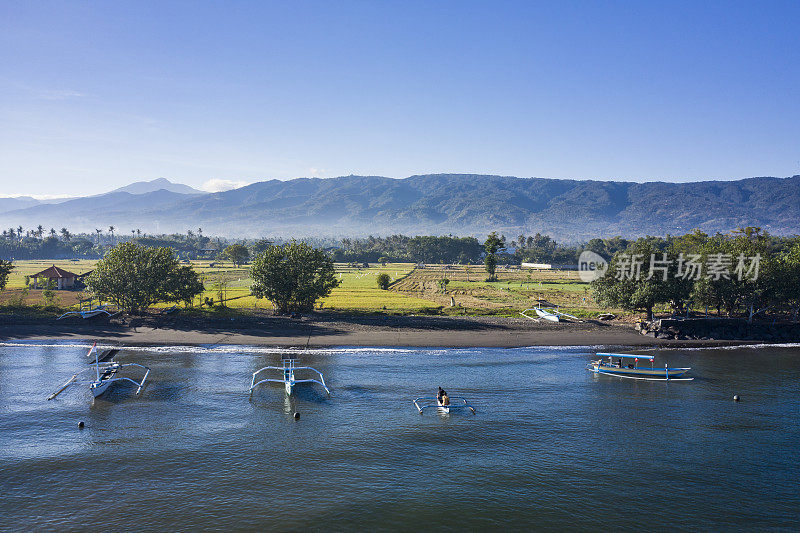 印度尼西亚北巴厘岛洛维那海岸线的空中景观