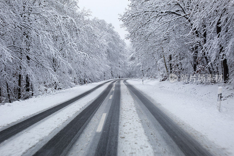 穿过森林的白雪覆盖的道路